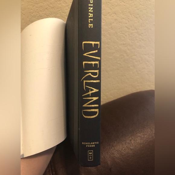 Lot of 2 Fantasy Books - Hardcover - Picture 3 of 7